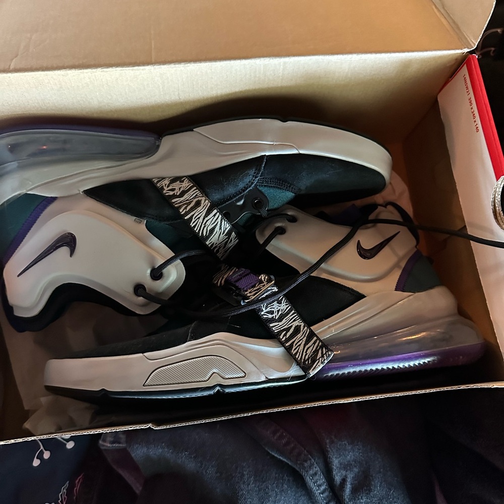 Nike Air Force 270